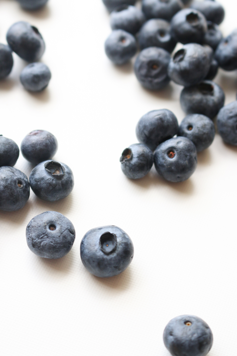 Produce Guide: Blueberries | www.livesimplynatural.com