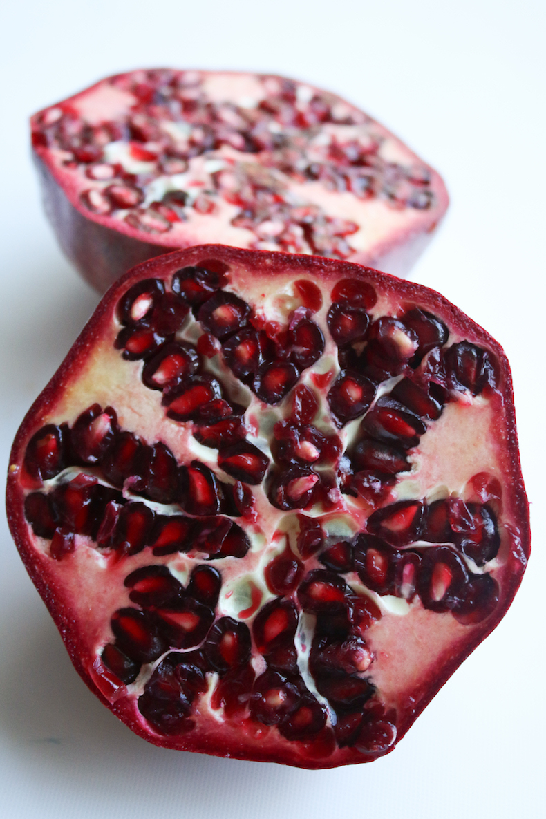 Produce Guide: Pomegranate | www.livesimplynatural.com